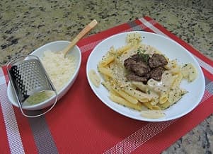 Macarrão ao Molho de Escalopinhos e Champignon