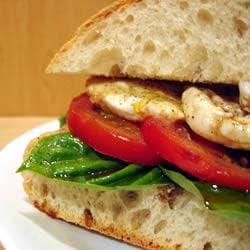 Sanduíche de mussarela com tomate e manjericão