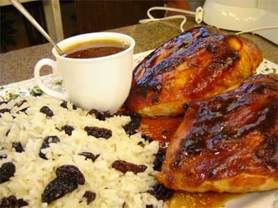 Peito de frango assado com molho especial de mel e arroz