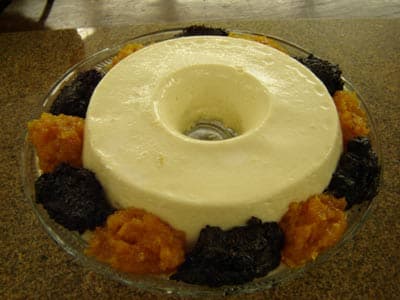 Mousse de coco com doce de damasco e de ameixa