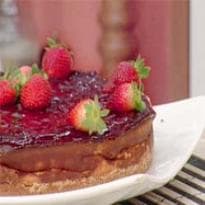Torta Cremosa de Queijo com Geléia de Morangos