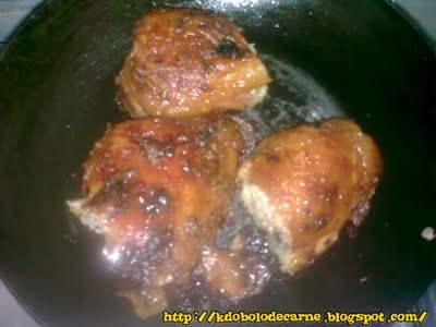 Sobrecoxa Assada com Molho de Maionese e Farofinha