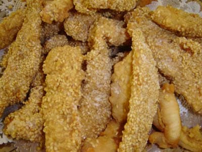 Goujonettes de frango empanados com gergelim