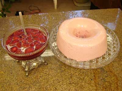 Mousse de morangos com calda de morango ao licor