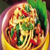 Bucatini com gorgonzola, presunto e espinafre