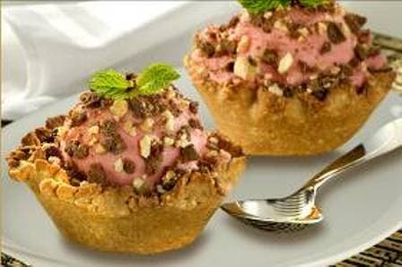 Cestinhas de Coco com Sorvete e Farofa de Biscoito