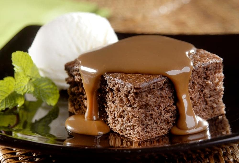 Bolo Cappuccino com Calda Quente de Doce de Leite e Café