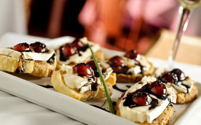 Crostini de queijo brie com tomate, balsâmico e mel