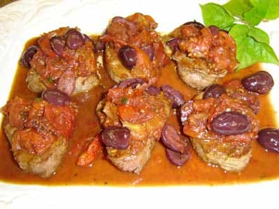Medalhões de filé com molho de tomates secos e azeitonas