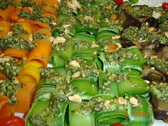 Rolinhos de legumes com pesto de manjericão