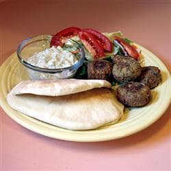 Falafel (bolinhos de grão de bico) com molho de iogurte