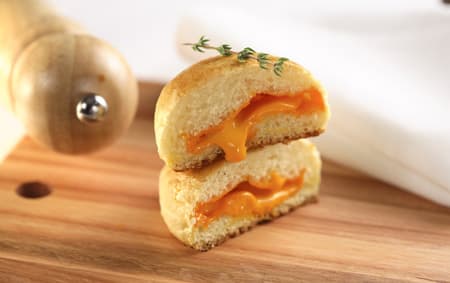 Pão de batata com leite recheado com cheddar