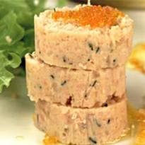 Salsicha de salmão com molho de camarão