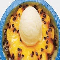 Abacaxi com Calda de Maracujá