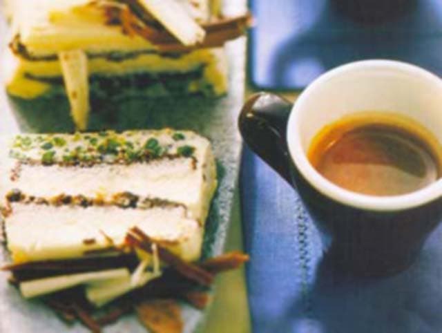 Semifredo de dois chocolates e pistache ao perfume de café