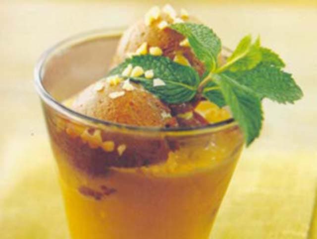 Sorvete de chocolate com calda de erva cidreira e amêndoas