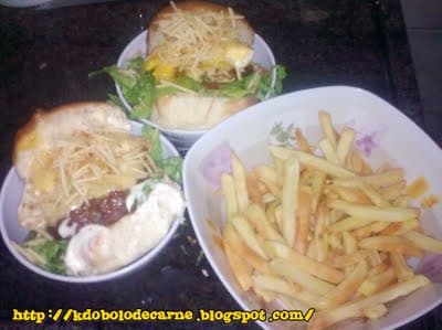 Super Eggsplosion com Hambúrguer Caseiro e Batatas Crocantes