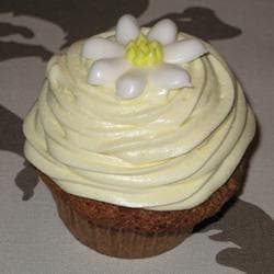 Cupcakes de cenoura com cobertura de chocolate branco