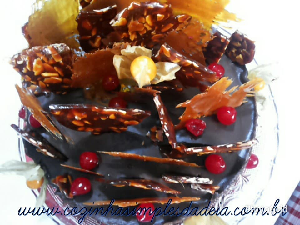 Torta de Caramelo e Chocolate com Crocante de Amêndoas