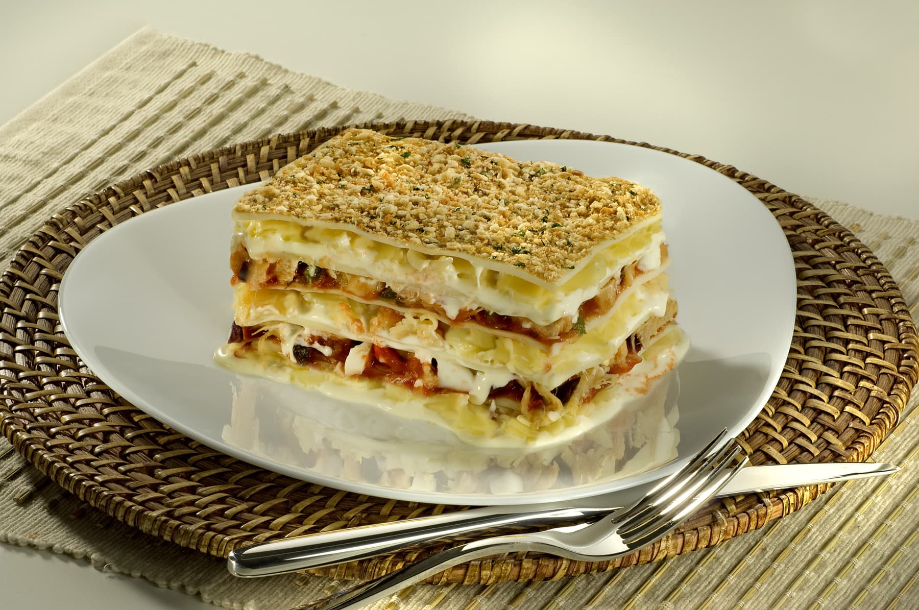 Lasanha de Bacalhau com Farofa de Biscoito e Ervas