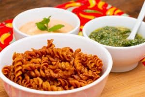 Penne Frito com Pesto de Castanha-de-Caju e Molho Rosé