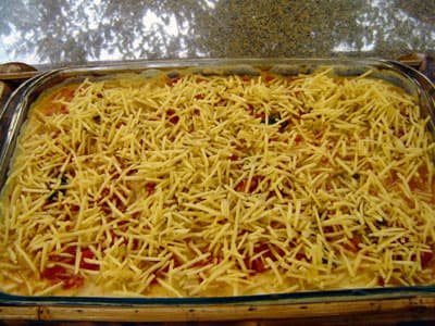 Frango escondido entre requeijão e molho de tomate