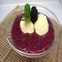 Doce Sopa Quente de Frutas Vermelhas com Sorvete