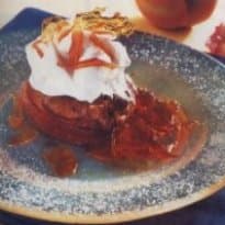 Pêssegos recheados com caramelo e chantilly