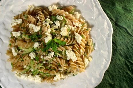 Fusilli Integral com Abobrinha, Ricota e Hortelã