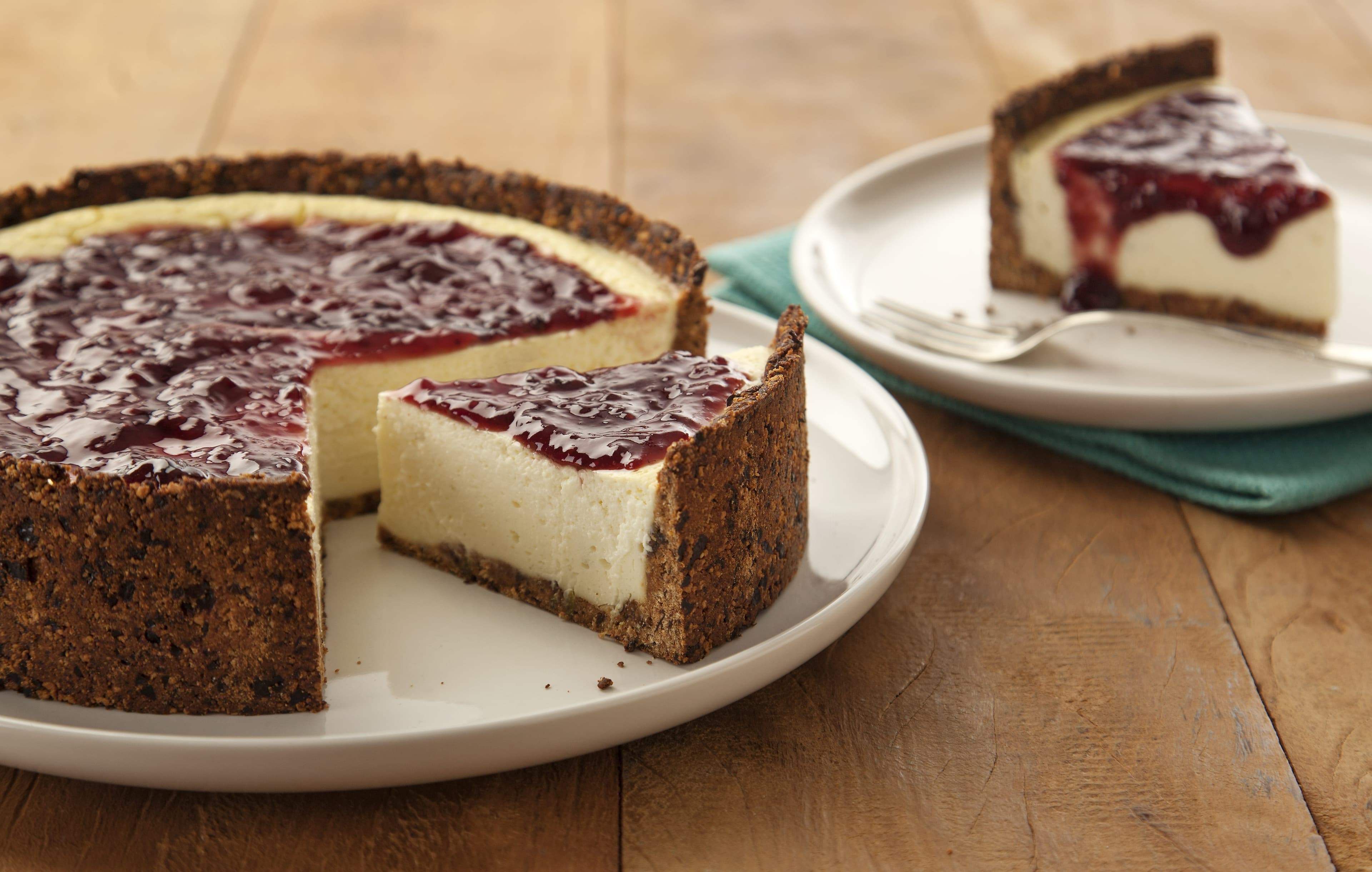 Cheesecake com Massa de Ameixa e Calda de Frutas Vermelhas