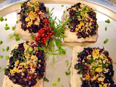 Filés de peixe com crosta de azeitonas, azeite e ervas