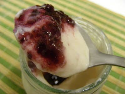 Iogurte de Banana com Molho de Amora e Morango