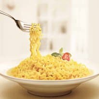 Macarrão Instantaneo com Tomate, Mussarela e Orégano