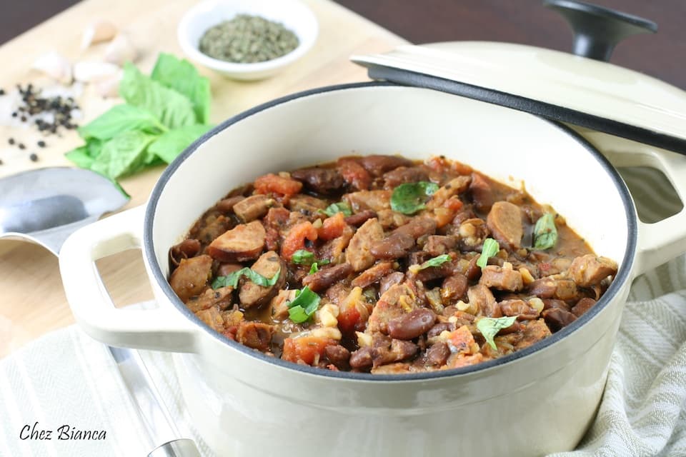 Ensopado de feijão com linguiça, tomate e manjericão