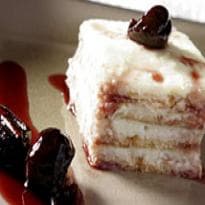 Pavê de Manjar de Coco com Ameixas ao Vinho