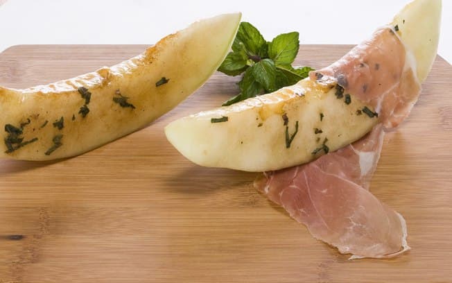 Presunto cru com melão perfumado com vinagre e hortelã