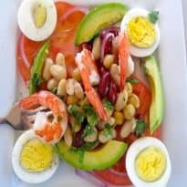 Salada de Feijão mista com abacate, camarão e tomate