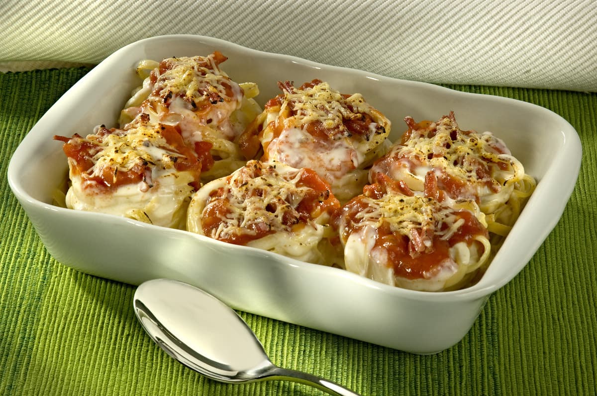 Macarrão Ninho ao Molho de Carne Seca com Vinho