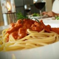 Molho para macarrão com vodka e salmão defumado