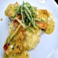 Filé de frango à milanesa com molho de mostarda e maçã