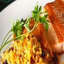 Salmão Grelhado Com Farofa de Aveia, Cenoura e Passas