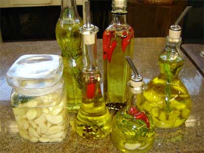 Azeites perfumados com ervas, dentes de alho e pimentas