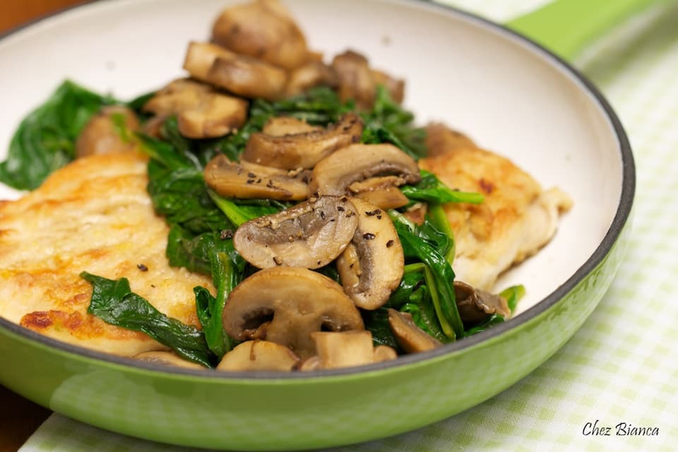 Frango com espinafre, cogumelos e vinho marsala