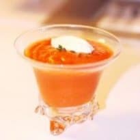 Sopa fria de tomate com sorvete de queijo parmesão