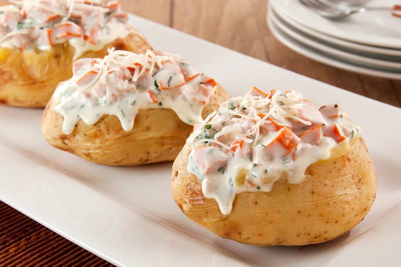 Batata Assada Recheada com Salsicha e Requeijão