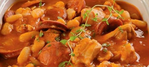 Ensopado de frango e linguiça com feijão-branco