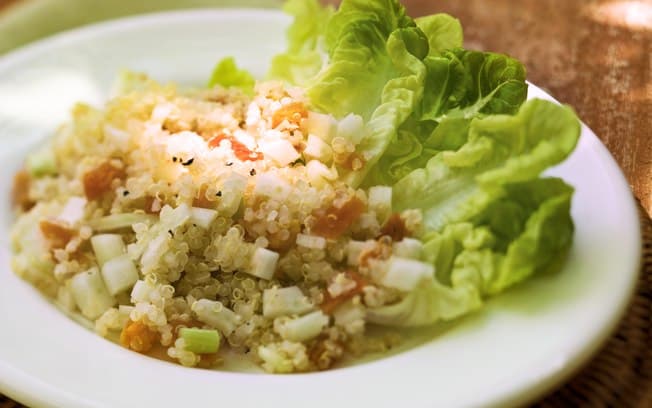 Salada de quinoa com folhas verdes e damasco seco