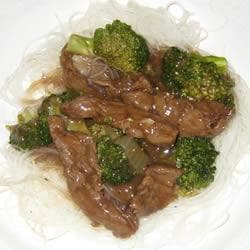 Filézinho de carne com brócolis e gengibre à moda oriental