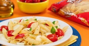 Penne com Tomate, Muçarela de Búfala e Manjericão