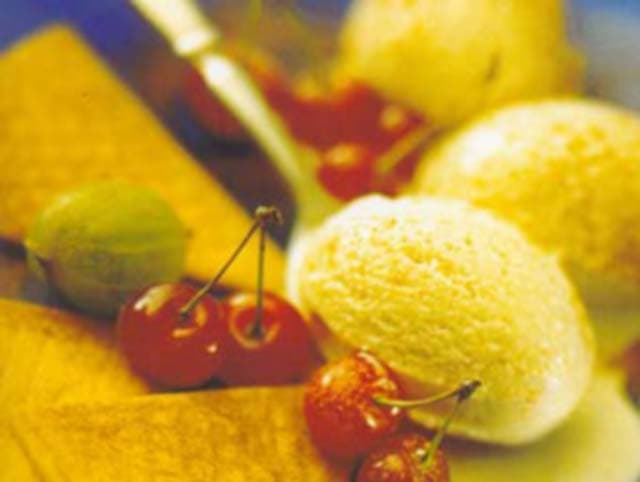 Sorvete ao aroma de canela com cerejas e uva Itália